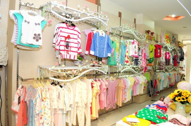 Đi chợ sớm để mua quần áo trẻ em Quảng Châu dễ dàng hơn