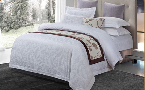 Mẫu Drap giường đẹp với thiết kế họa tiết bông trên nền trắng trang nhã
